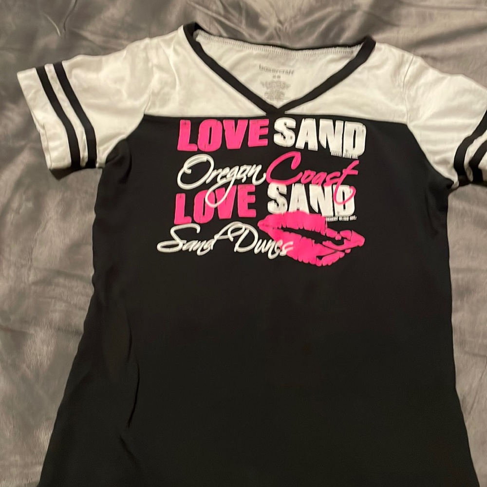 Black white t shirt Love SandOregon Coast can 💯 cotton it runs a little small.